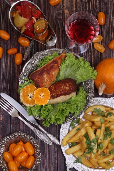 Red wine and chicken fillet submitted with a potato and vegetabl — Stock Photo, Image