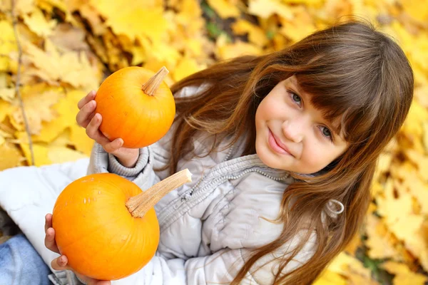Elinde bir kabak ile mutlu küçük kız parkta