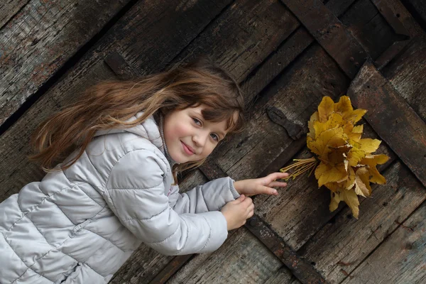 The girl with maple leaves — Stock Photo, Image