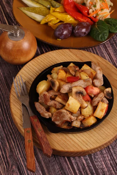 Braten mit Kartoffeln, Fleisch und Pilzen — Stockfoto