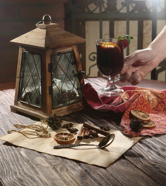 The hand of the woman holds a glass with mulled wine — Stock Photo, Image