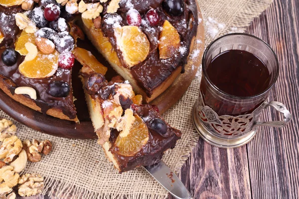 Tarta con glaseado de chocolate y fruta — Foto de Stock