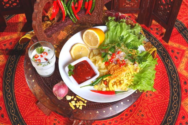 Индийское блюдо из овощей, пикантный соус и кефир — стоковое фото