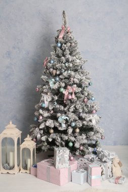 Yeni yıl ile dekore edilmiş kürk-ağacı iç