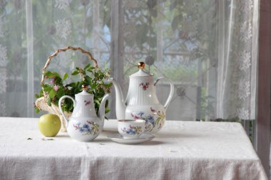 Çay çay çift beyaz c bir masada güzel hizmetinden