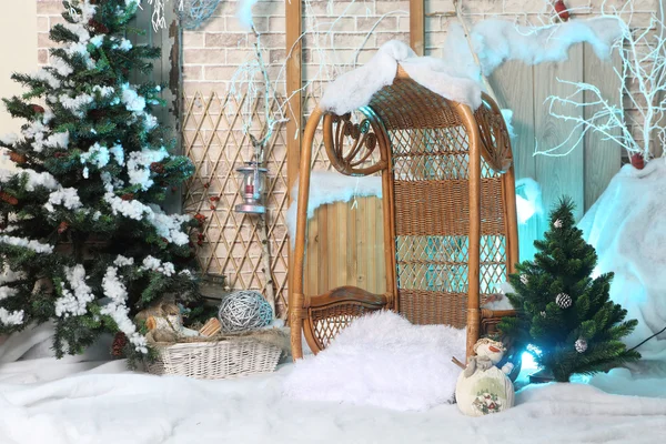 O interior de Ano Novo com uma cadeira de vime e uma árvore de pele — Fotografia de Stock
