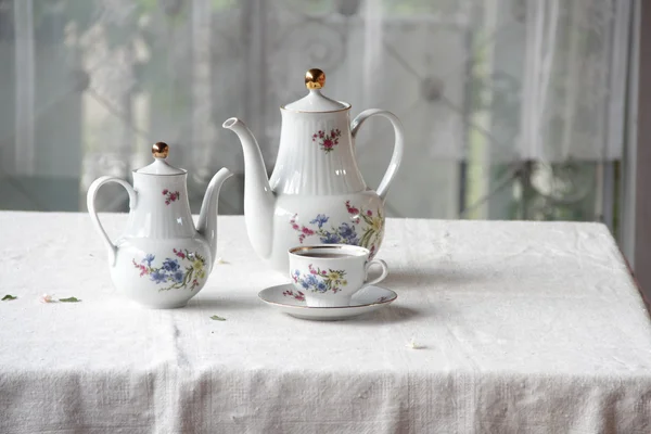 Tee in einer Tasse, Teeservice auf einem Tisch mit einem weißen Tuch — Stockfoto