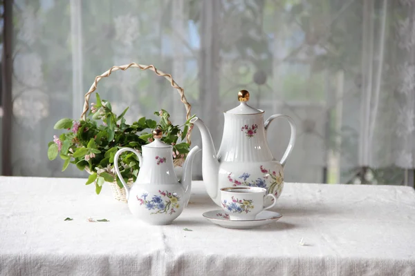 Chá em uma xícara, serviço de chá em uma mesa com um pano branco — Fotografia de Stock