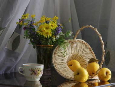 Elma, gerdanlı sepet ve bahar buket