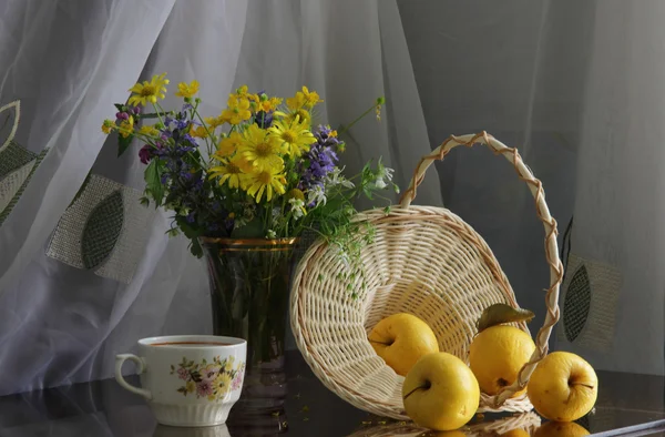 Яблоки, ваттл корзина и весенний букет — стоковое фото
