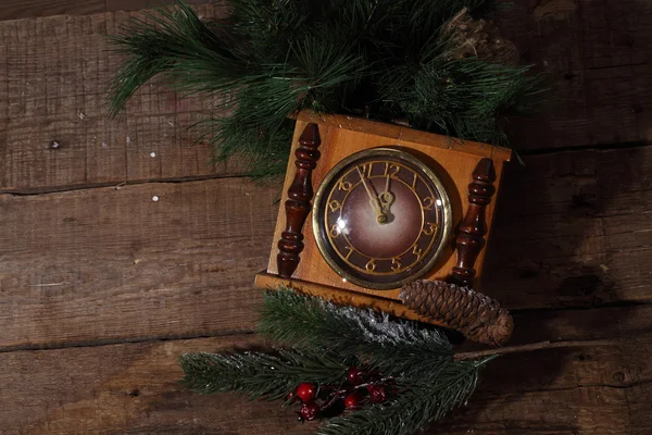 Yeni yıl saat ahşap arka plan üzerinde bir kürk-ağaç dalı ile — Stok fotoğraf