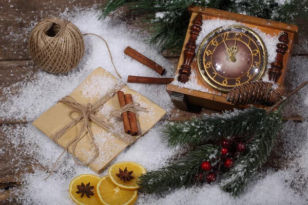 Natura morta di anno nuovo con ore, neve e rami di albero di pelo — Foto Stock