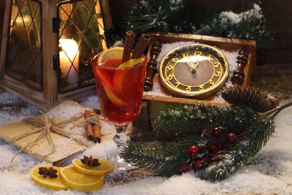 Vino caliente con canela y naranja — Foto de Stock