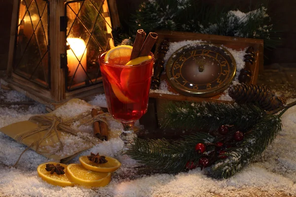 Glühwein mit Zimt und einer Orange — Stockfoto