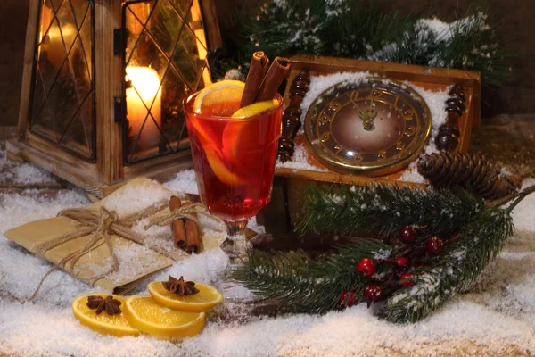 Vino caliente con canela y naranja — Foto de Stock