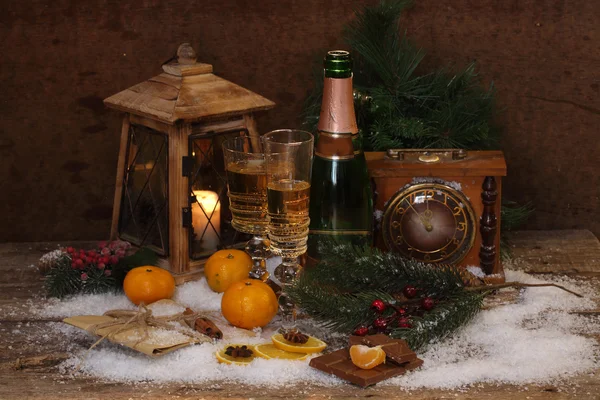 Vida-morta de Ano Novo com champanhe, tangerinas e chocolate — Fotografia de Stock