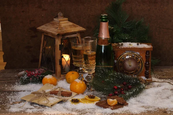 Neujahrsstillleben mit Champagner, Mandarinen und Schokolade — Stockfoto