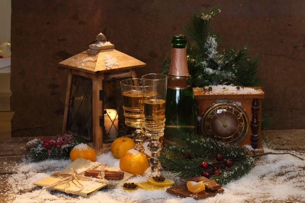Neujahrsstillleben mit Champagner, Mandarinen und Schokolade — Stockfoto
