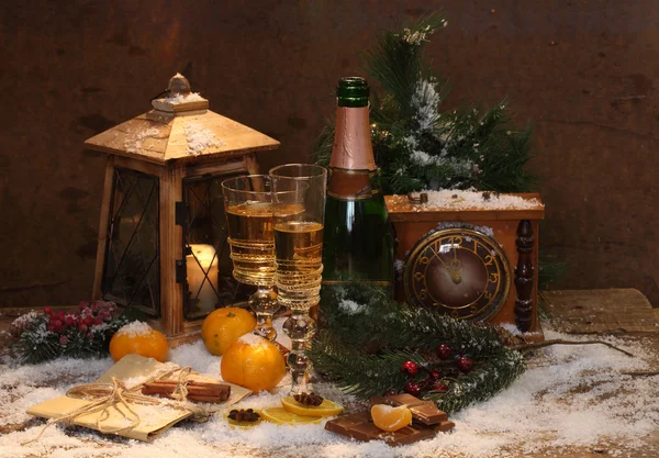 Nowy rok-Martwa natura z szampana, mandarynki i czekolada — Zdjęcie stockowe