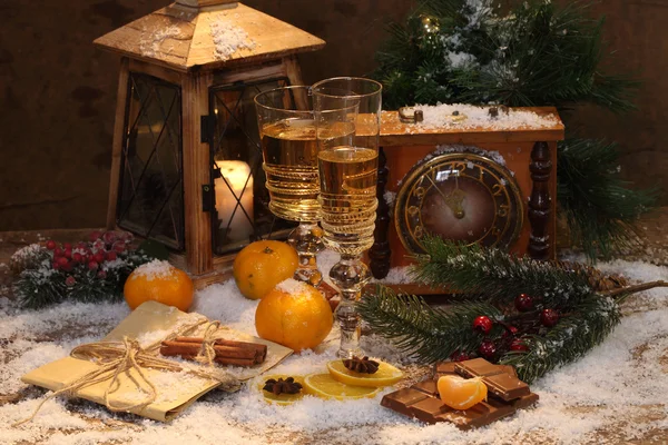 Neujahrsstillleben mit Champagner, Mandarinen und Stunden — Stockfoto