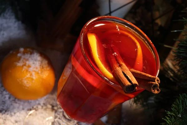 Glühwein mit Zimt und einer Orange — Stockfoto