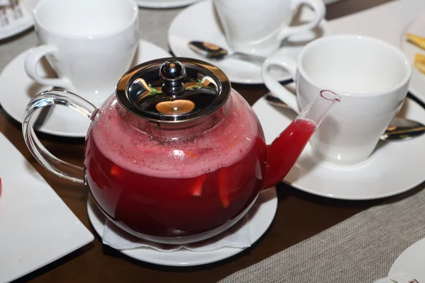 Chá de bagas em um bule de chá transparente — Fotografia de Stock