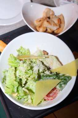 marul yaprakları, Balık ve peynir salatası