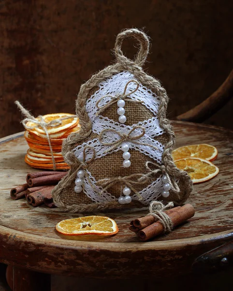 Новогодняя игрушка ручной работы, корица и сушеный апельсин — стоковое фото