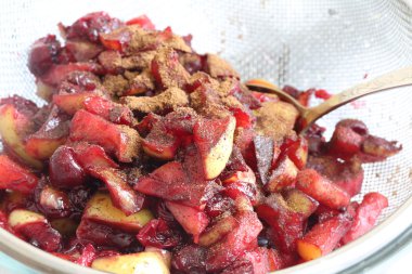 Hazırlanması bir elma-cherry Pie (strudel)