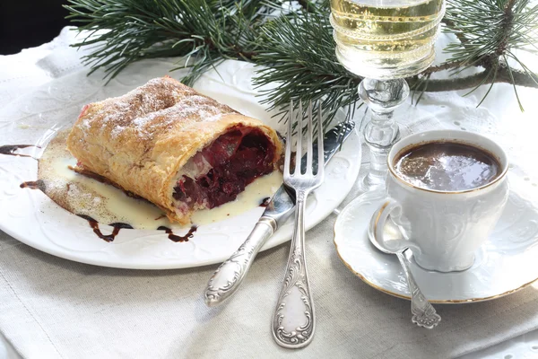 Strudel (pie) with an is apple-cherry stuffing with coffee and c — Stock Photo, Image