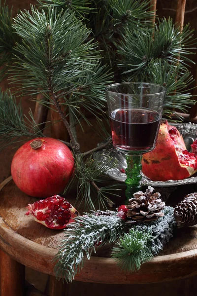 Stillleben mit Rotwein und Granatapfel, ein Neujahrs-Stillleben — Stockfoto