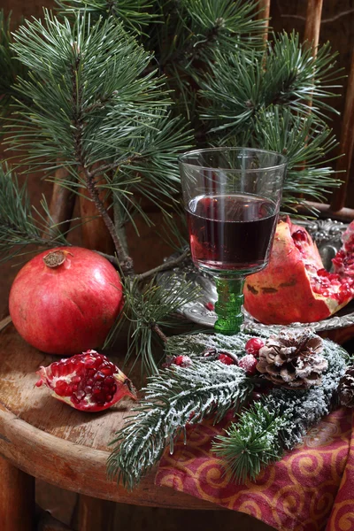 Natura morta con vino rosso e melograno, un nuovo anno ancora-l — Foto Stock