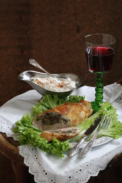 Red wine and chicken fillet stuffed mushrooms — Stock Photo, Image