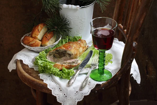 Rotwein und Hühnerfilet mit Pilzen — Stockfoto