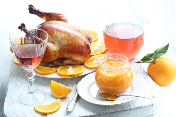 Poulet rôti avec vin rouge et oranges — Photo