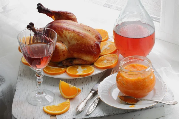 Poulet rôti aux oranges et vin rouge — Photo