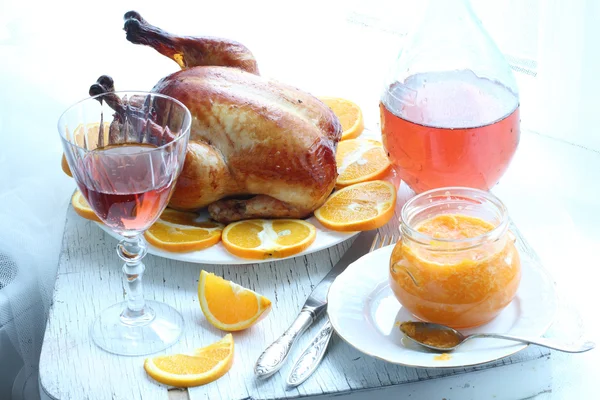 Poulet rôti aux oranges et vin rouge — Photo