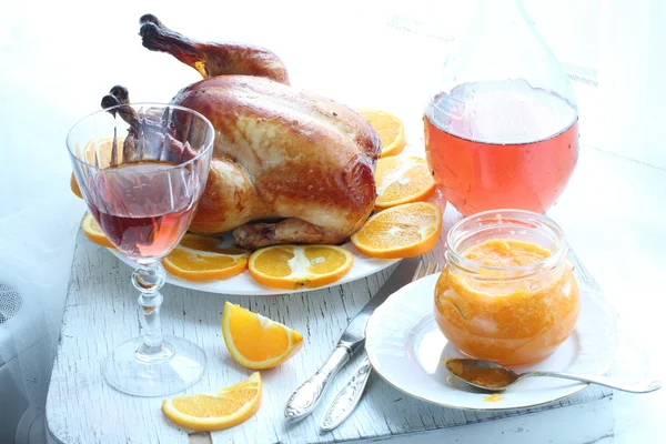 Poulet rôti avec vin rouge et oranges — Photo