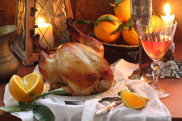 Pollo asado con naranjas y vino tinto — Foto de Stock