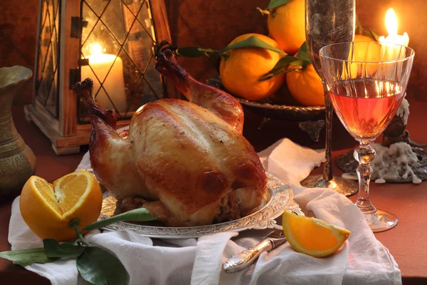 Pollo asado con naranjas y vino tinto — Foto de Stock