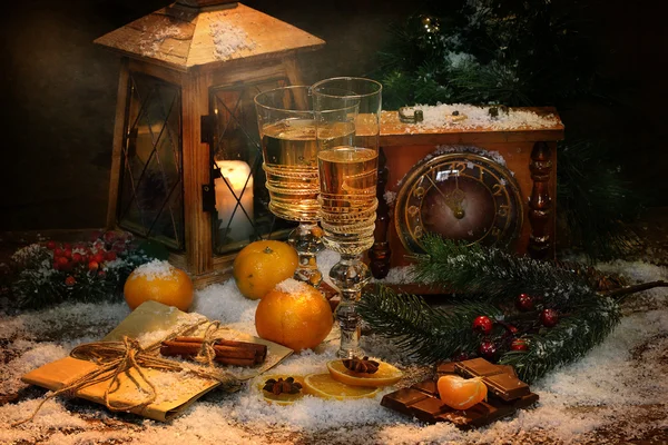 A vida morta de Ano Novo com champanhe e tangerinas — Fotografia de Stock