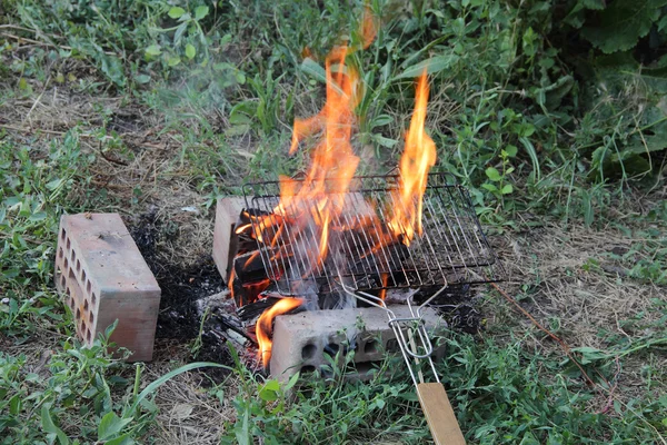 Rozżarzonych węglach na grillu — Zdjęcie stockowe