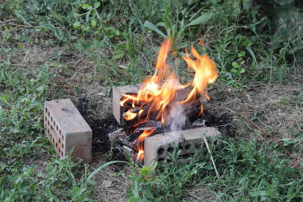 Spalania drewna ogień w Kociołek przygotowanie węgli — Zdjęcie stockowe