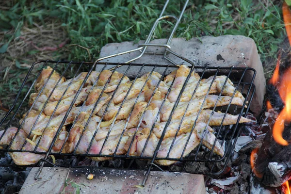 Frango assado, frango assado em uma bandeja branca — Fotografia de Stock