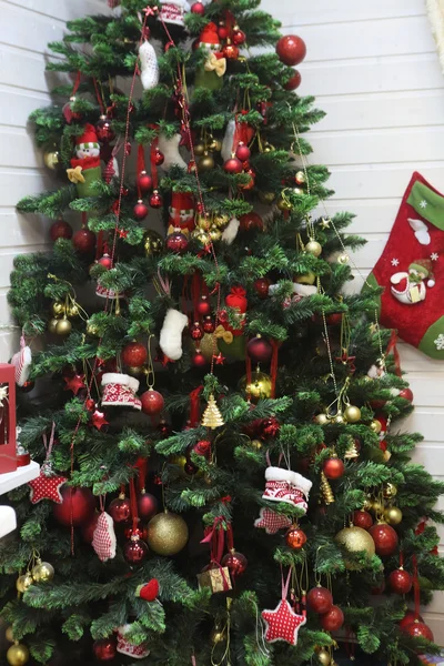 Pele-árvore decorada com esferas vermelhas e douradas — Fotografia de Stock