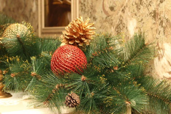 Rode en gouden bollen op een groene pijnbomen — Stockfoto