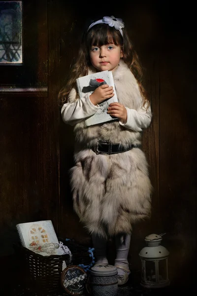 Портрет маленькой девочки в зимней одежде — стоковое фото