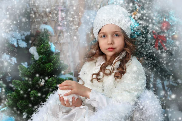 La belle petite fille tient la neige — Photo