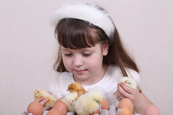 La fille joue avec les poulets — Photo