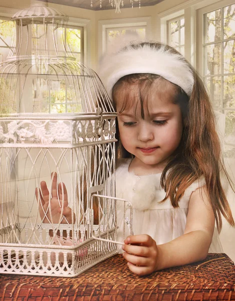 Das Mädchen öffnet einen dekorativen Käfig — Stockfoto